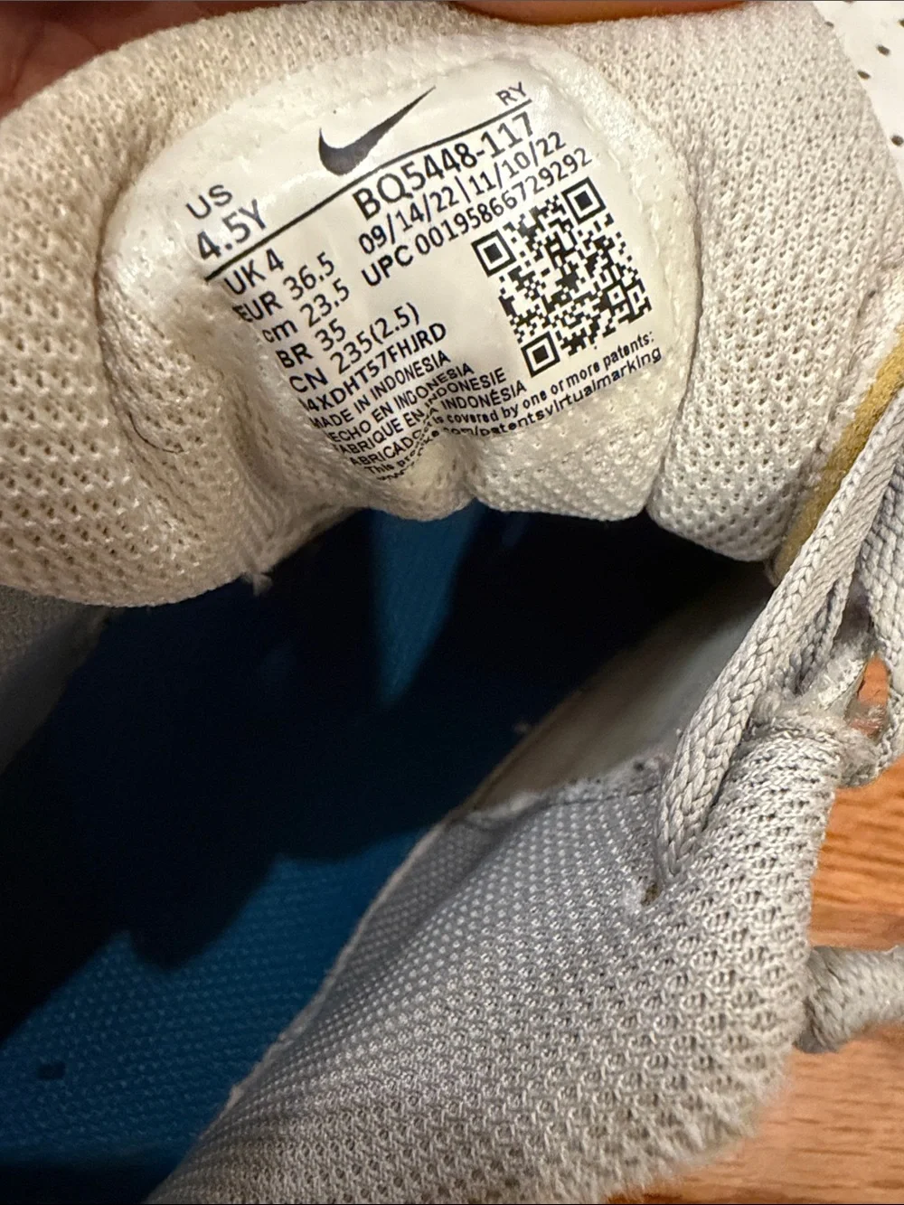 size 4.5 Nike Kids Low-Top Sneakers in White, Light Gray & Blue use good con
